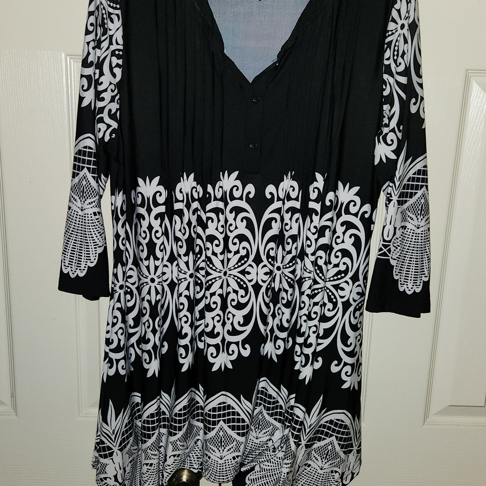 Black and White Patterned Women's Top